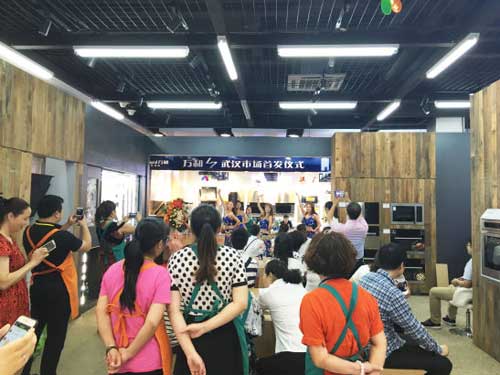開(kāi)閥即熱水 1秒都不需等 萬(wàn)和熱水器L7新品武漢工貿(mào)首發(fā)
