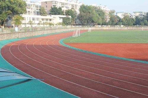 知識(shí)講堂：馬路VS塑膠跑道 初跑者怎樣抉擇？