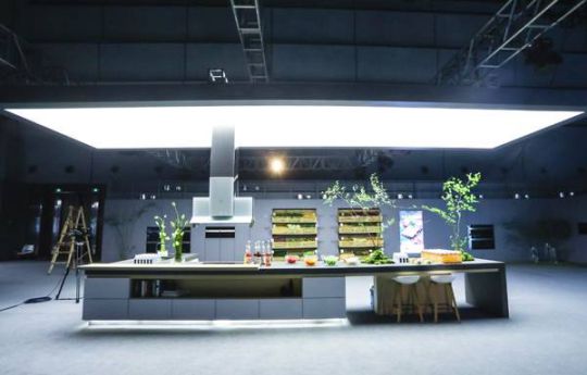 品牌產品|方太推出創(chuàng)新EA06中島式油煙機，重塑高端廚房生態(tài)