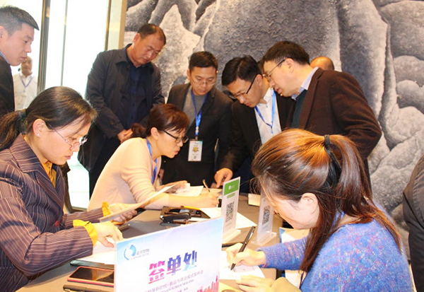 藍(lán)貝思特?cái)y光能黑板亮相中國教育裝備展，引廣泛關(guān)注