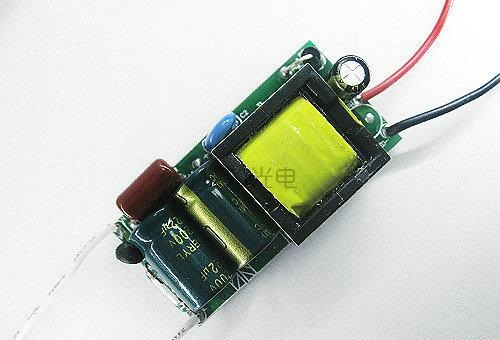 在買LED燈時，請注意以下的數(shù)據(jù)多參考比較一下