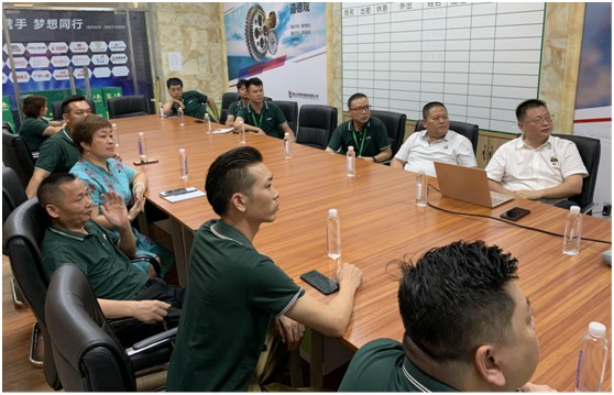 三只兔總裁韓軍一行蒞臨雷諾瓷磚膠參觀考察，初步達成合作意向