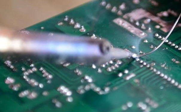 電子焊接技術中的波峰焊、回流焊區(qū)別是什么？